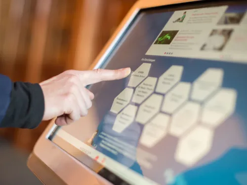 Ein Zeigefinger tippt auf einem Tablet-Bildschirm.