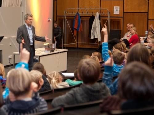 Kinder in einem Hörsaal.