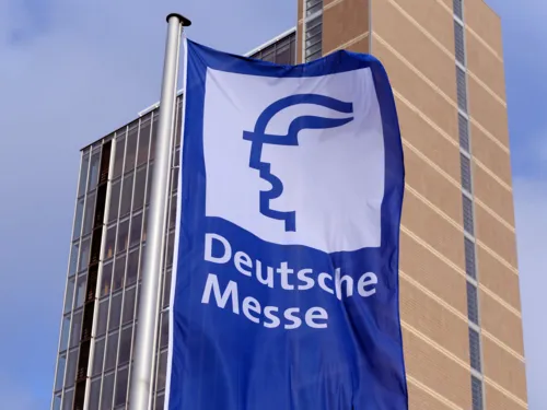 Fahne mit dem Aufdruck "Deutsche Messe"
