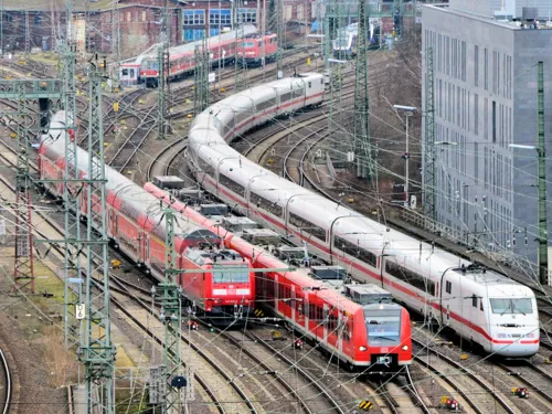Bahnzüge fahren in bebautem Gebiet