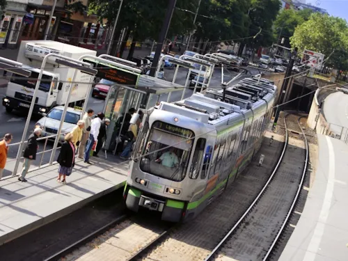 Stadtbahn an Haltestelle
