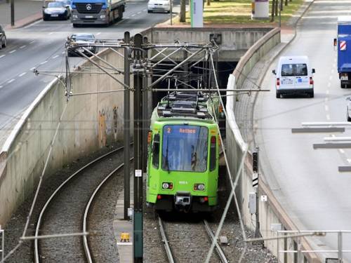 Stadtbahn fährt in Tunnel hinein.