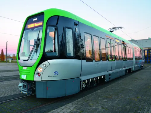 Neuer Stadtbahnwagen seitlich von vorne fotografiert.