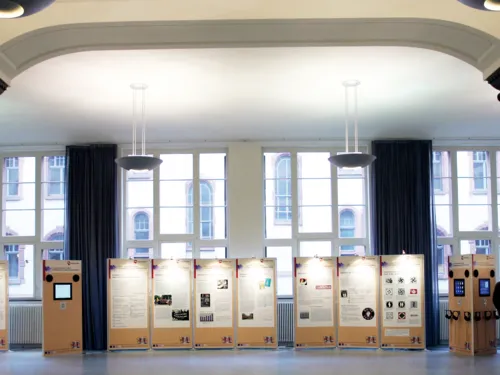 Standtafeln mit Bildern in einem großen Raum