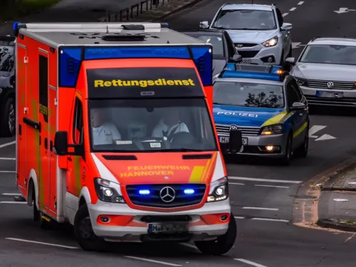 Stra&szlig;enszene mit einem Rettungswagen und einem Polizeiwagen