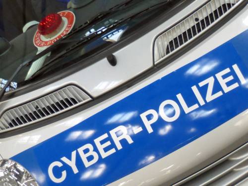 Motorhaube eine Polizeiautos mit der Aufschruft "Cyber-Polizei"