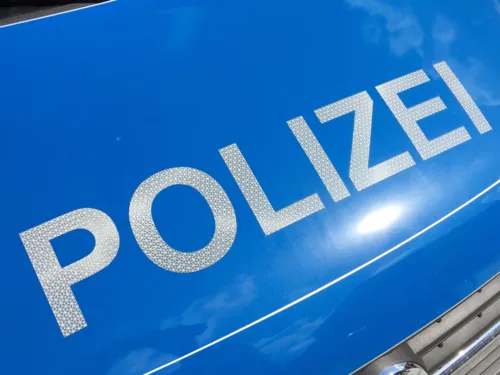Aufschrift "Polizei" auf einem Polizeifahrzeug
