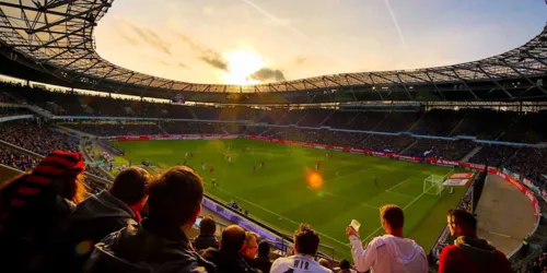 Innenraum eines Fußballstadion im Abendlicht.