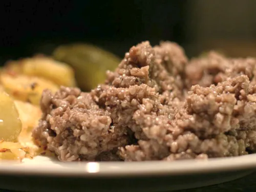 Teller mit gebratener Rinderwurst