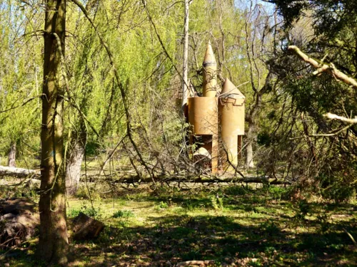 Gebäude überwuchert in einem Wald