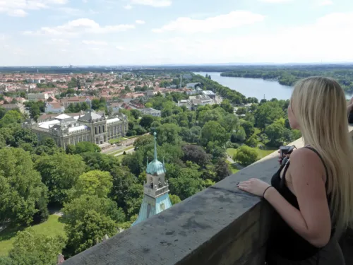 Eine Frau schaut sich die Landschaft von oben an.