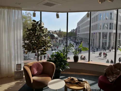 Blick aus 7,50 Höhe durch ein Schaufenster auf einen belebten Platz.
