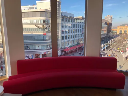 Eine rote Couch