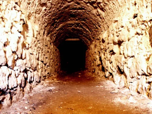 Tunnelartiger Gang