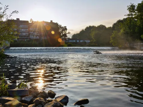 Fluss mit Häusern im Hintergrund