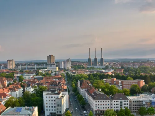 Blick aus größerer Höhe auf eine Stadt