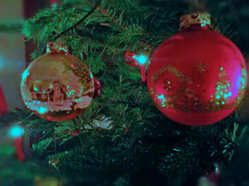Weihnachtskugeln im Baum