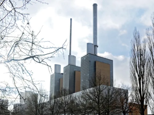 Gebäude mit drei hohen Schornsteinen