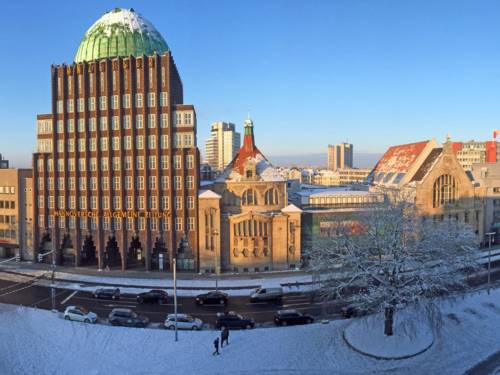 Blick von oben auf eine Häuserfront mit verschneiter Straße.
