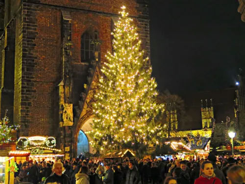 Weihnachtsmarkt vor einer Kirche.