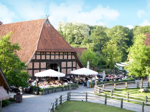 Ein bäuerliches Fachwerkhaus an einer Wiese.