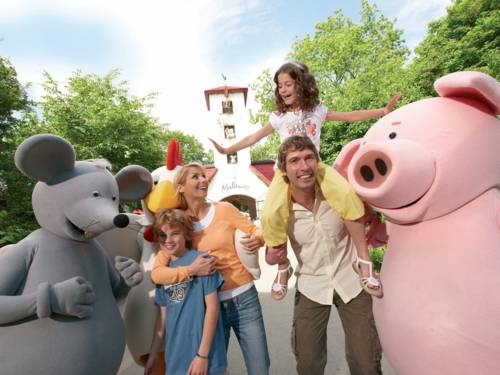 Familie mit drei Maskottchen.