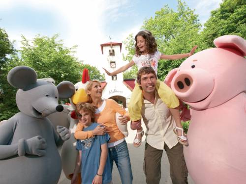 Familie mit drei Maskottchen. 