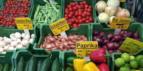 Ein Marktstand mit Gemüse und Obst.
