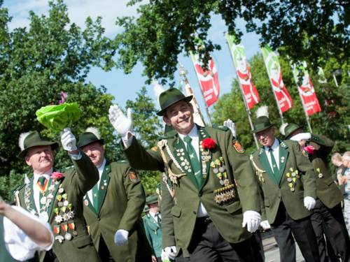 Männer grüßend in grünen Uniformen mit Orden
