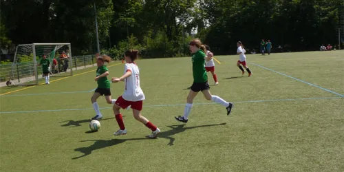 Fußball spielende Mädchen.