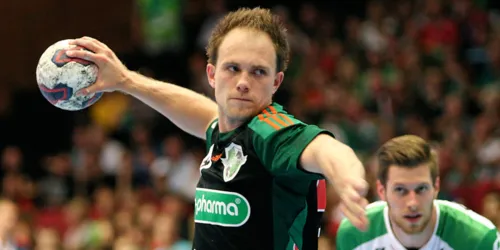 Handballspieler beim Wurf.