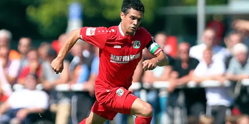 Fußballspieler von Hannover 96 in Spielsituation.