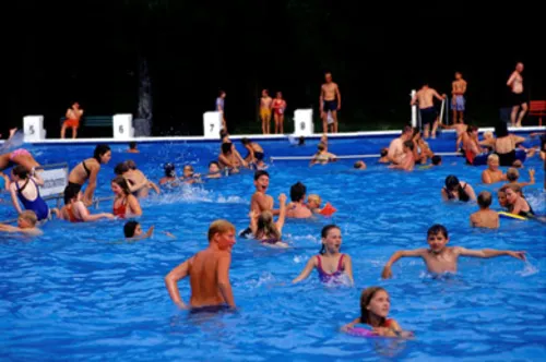 Kinder im Schwimmbecken