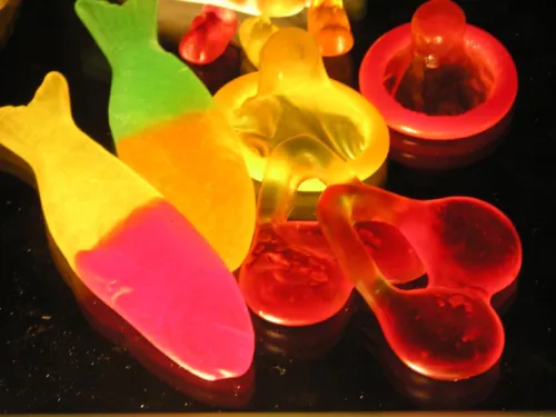 Kondome, Weingummifische, Gummibärchen und Weingummikirschen
