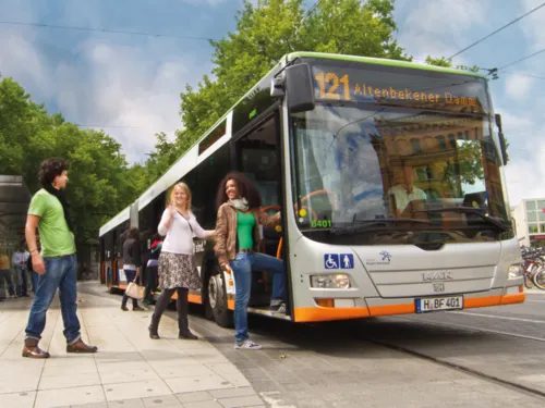 Fahrgäste steigen in einen Bus.