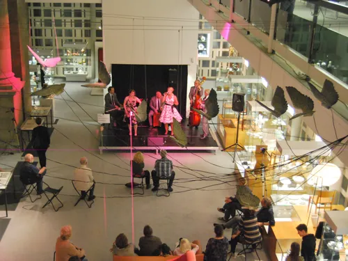 Eine Band spielt im Museum August Kestner