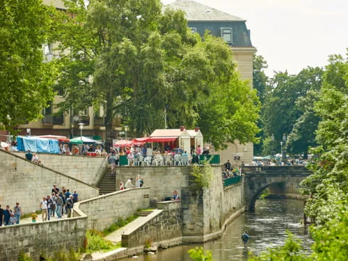 Blick vom Hohen Ufer auf den Altstadtfloh­markt