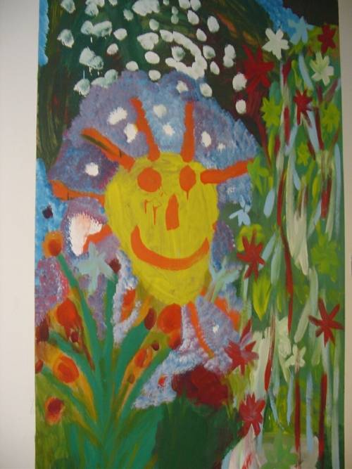 Kindergemälde mit lachender Sonne und Blumen
