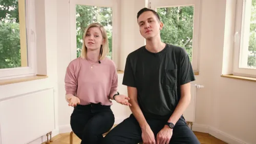 Eine Frau und ein Mann auf Stühlen