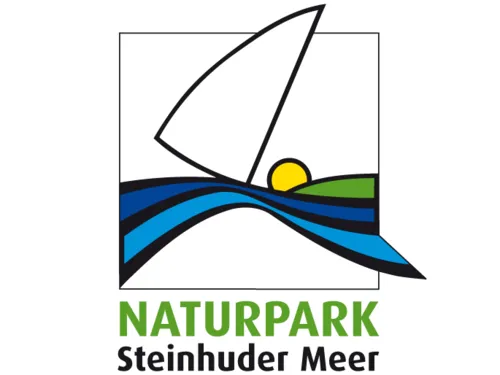 Das Logo des Naturparks Steinhuder Meer zeigt ein stilisiertes Segelboot und daruner blaue und gr&uuml;ne Fl&auml;chen, die Land und Wasser symbolisieren. Ein gelber Kreis stellt die Sonne dar.