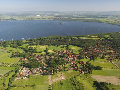 Blick aus der Vogelperspektive auf das Steinhuder Meer, Insel Wilhelmstein ist zu erkennen.