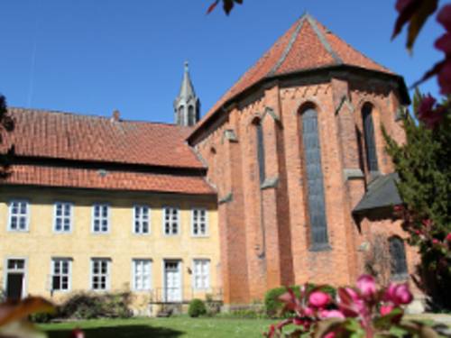 Blick von außen auf das Kloster Mariensee.