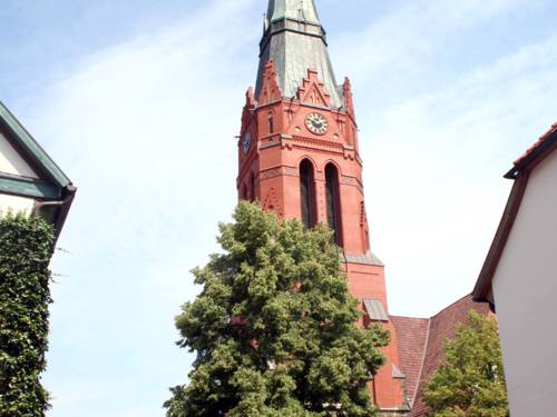 Kirchengebäude mit Turm.