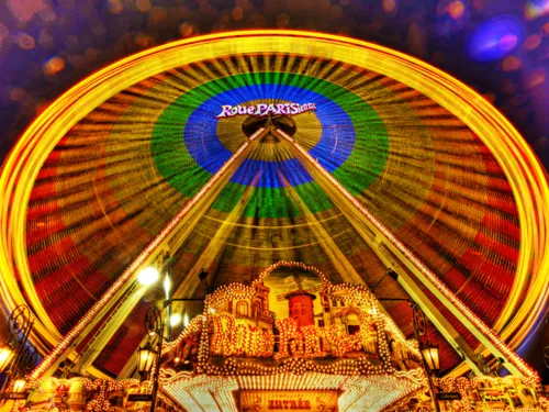 Riesenrad in der Dunkelheit.