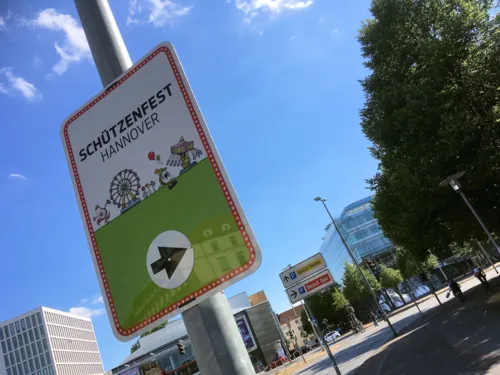 Verkehrsschild, das die Richtung zum Schützenplatz anzeigt.