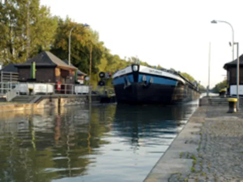 Ein Binnenfrachter in einer Schleuse