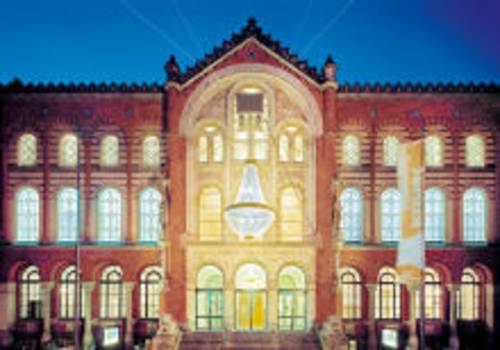 Das Künstlerhaus Hannover mit dem großen Außenleuchter von Stephan Huber