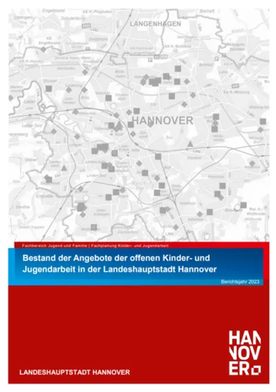 Bei Foto handelt es sich um ein Cover des Bestandsbericht. Das Cover ist im Coporate Design der Landeshauptstadt Hannover gerahmt. Das untere Drittel besteht aus einer roten Fläche. Dazwischen liegt die Überschrift "Bestand der Angebote der offenen Kinder- und Jugenarbeit in der Landeshauptstadt Hannover - Berichtsjahr 2023. Die beiden oberen zwei Drittel besteht aus einer schwarz-weiß Karte der Landeshauptstadt Hannover.