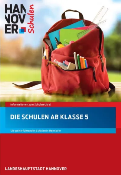 Eine Brosch&uuml;renseite: Bild eines vollgepackten Rucksacks aus dem Stifte, Papier, Linieal und Klebstoff ragen, er steht auf einer Fl&auml;che vor gr&uuml;ner Landschaft. Umrum  ein roter Rahmen und Text auf Blau "Die Schulen ab Klasse 5" der Landeshauptstadt Hannover