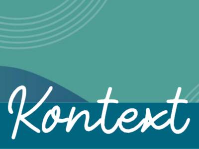 Ausschnitt: Das Wort "Kontext" in weißer Schrift auf einem gestalteten Hintergrund in den Farben Blau und Grün.